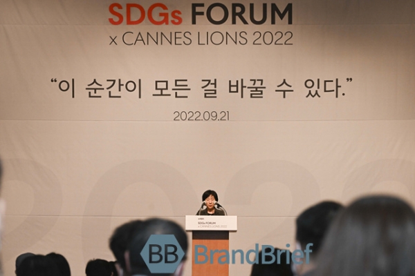 한화진 환경부 장관이 21일 '제4회 SDGs FORUM 2022 x Cannes Lions'에서 윤석열 대통령의 축사를 대독하고 있다. ⓒ강민석 기자
