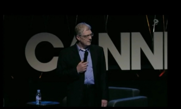 세계적인 교육학자인 켄 로빈슨(Sir Ken Robinson)의 2011년 칸 라이언즈 세미나 무대. ⓒ칸 라이언즈