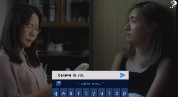 삼성의 '프레딕트 투 프리벤트' 앱을 통해 우울함으로 인해 힘들어하는 딸에게 "나는 너를 믿어"라는 메시지를 보내는 엄마의 모습. ⓒCannes LIons