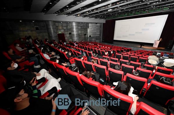 22일 열린 '칸 라이언즈 서울 2022'에서 관람객들이 한창희 딜로이트 안진회계법인 이사의 발표를 듣고 있다. ⓒ강민석 기자