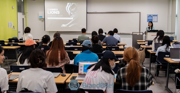 11일 성민정 중앙대교수의 홍보관리론 수업 중 학생이 발표하고 있다. ⓒ서성진 기자