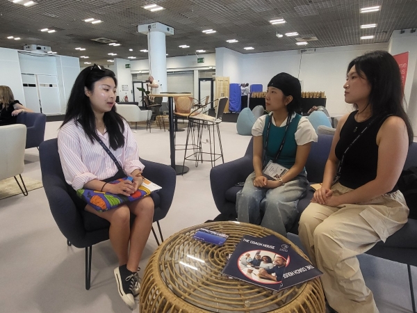 (왼쪽부터)칸라이언즈 조직위윈회 마케팅 전략(Marketing Strategy)팀 김민채 씨와 드림 라이언즈 그랑프리 수상자 김현지, 신하은 학생이 만나 이야기를 나누고 있다. ⓒ칸라이언즈코리아