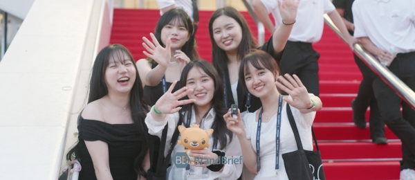 왼쪽 상단부터 시계 방향으로 퓨처라이언즈를 수상한 숙명여자대학교 김근아, 이경민, 정하은, 이수민, 박지영 학생. ⓒ프랑스 칸 = 이준원 기자