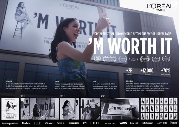 인터랙티브 설치물에서 사진을 찍어 I'm Worth It의 I를 채우는 여성들. ⓒ칸라이언즈