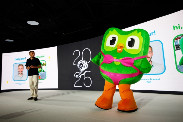 엠마뉴엘 오르소(Emmanuel Orssaud) 듀오링고 최고마케팅책임자(CMO)와 듀오링고 마스코트 '듀오(Duo)'ⓒ칸라이언즈