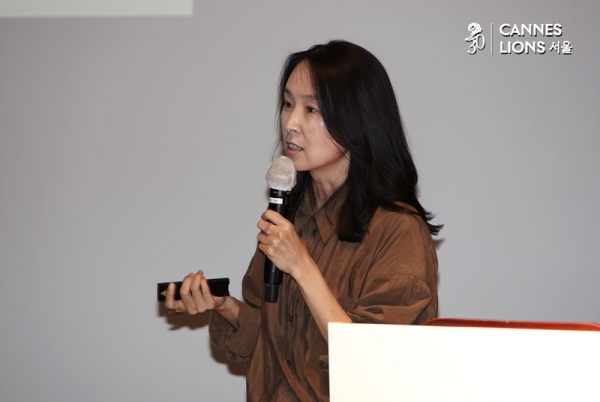 김주미 현대자동차 상무가 24일 서울 종로구 광화문 씨네큐브에서 개막한 2025 칸라이언즈서울에서 '진짜 크리에이티브는 어디서 나오는가'를 주제로 강연하고 있다. ⓒ서성진 기자