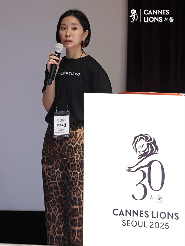 박유진 CJ제일제당 글로벌 HQ 크리에이티브 헤드가 칸 라이언즈에서의 경험을 토대로 이야기를 나누고 있다.ⓒ정상윤 기자