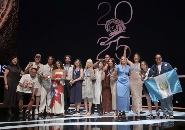 2025 칸라이언즈 시상식에 오른 오수빈 아트디렉터와 박선미 카피라이터. ⓒ본인 제공