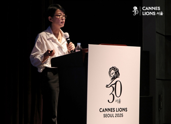 추은진 대홍기획 CX 솔루션 팀장이 26일 서울 광화문 씨네큐브에서 열린 '칸라이언즈서울 2025'에서 '고객과 브랜드, 시대에 맞는 관계 맺기'를 주제로 강연하고 있다.ⓒ정상윤 기자