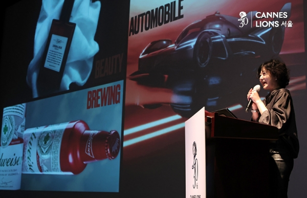 김아영 이노션 팀장이 26일 서울 종로구 광화문 씨네큐브에서 진행된 '칸라이언즈 서울 2025'에서 'The New Luxury Playbook'라는 주제로 강연하고 있다.ⓒ정상윤 기자