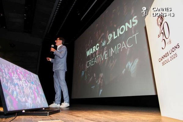 에드 팽크(Ed Pank) LIONS APAC 총괄(SVP)이 26일 서울 종로구 광화문 씨네큐브에서 열린 2025 칸라이언즈서울에서 '크리에이티브 임팩트 언팩트(Creative Impact Unpacked)'를 주제로 강연하고 있다.ⓒ서성진 기자