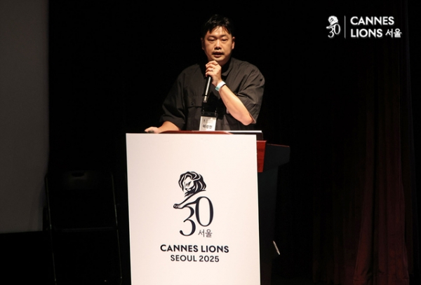 이성헌 돌고래유괴단 부대표가 26일 서울 종로구 광화문 씨네큐브에서 열린 '2025 칸 라이언즈 서울'에서 'AI시대, 인간 만 할 수 있는 일'을 주제로 강연하고 있다.ⓒ정상윤 기자