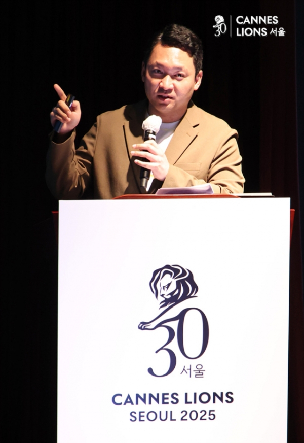 김경신 파울러스 ECD가 26일 서울 종로구 광화문 씨네큐브에서 진행된 '2025 칸 라이언즈 서울'에서 'Creativity vs AI, How to Harmonise?'를 주제로 강연하고 있다.ⓒ정상윤 기자