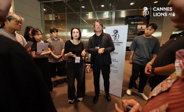 팀 슈티겔브룩스(Tim Stickelbrucks) Flux AI 대표와 강지현(서비스플랜코리아) Flux AI Asia 대표가 26일 서울 종로구 광화문 씨네큐브에서 열린 '2025 칸 라이언즈 서울'에서 강연 후 청중들과 대화하고 있다.ⓒ정상윤 기자
