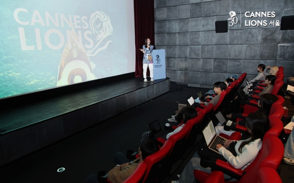 차수연 틱톡 크리에이티브 리드가 'Young Lions, Big Career: 칸 라이언즈가 바꾼 나의 커리어 이야기'를 주제로 강연하고 있다. ⓒ정상윤 기자