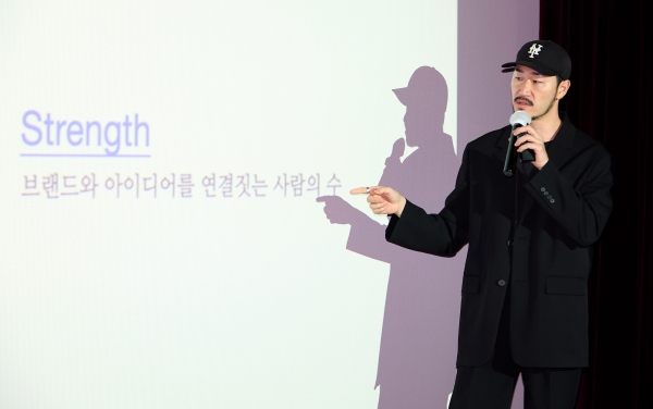 최장순 엘레멘트컴퍼니 CD가 '브랜드, 기억, 서사'를 주제로 강연하고 있다. ⓒ정상윤 기자