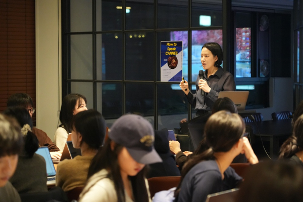 강연 중인 이봄이 파울러스 카피라이터. ⓒ브랜드브리프