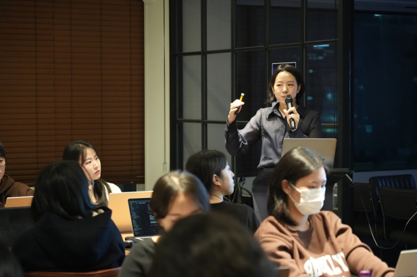 강연 중인 이봄이 파울러스 카피라이터. ⓒ브랜드브리프