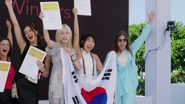 2025년 YLC 디지털 부문 한국대표로 출전한 오수빈, 박선미(제일기획) 프로가 골드메달을 수상하는 모습. 이들은 지난해 골드메달 수상팀 혜택으로 2026년 칸라이언즈 참관티켓을 제공받을 예정이다. ⓒ칸라이언즈서울