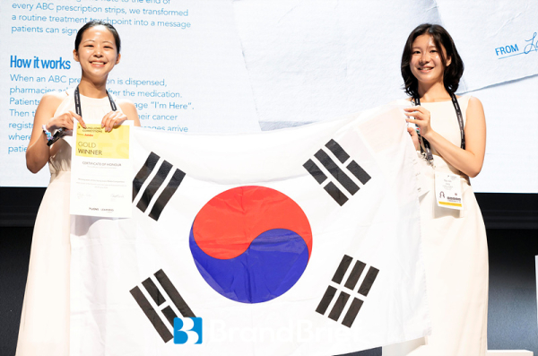 2026 영라이언즈 컴피티션 미디어 부문 골드를 수상한 제일기획 구본경(좌), 장예린(우) 팀. ⓒ프랑스 칸=서성진 기자